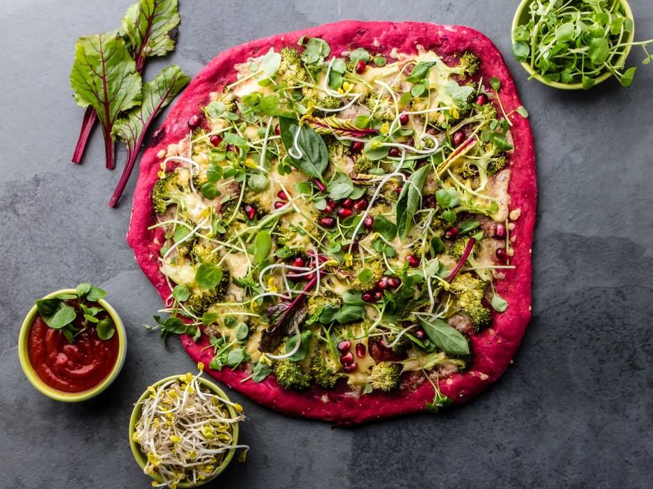 Rote Rüben Pizza mit Sprossen