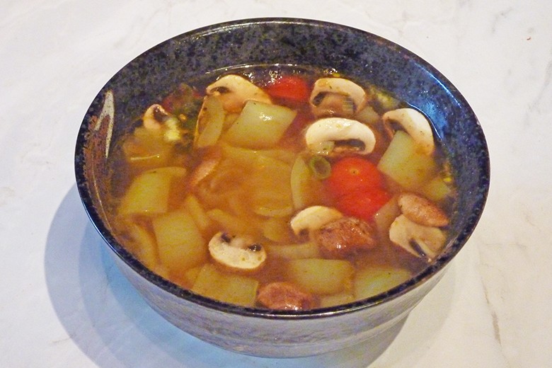 Currysuppe mit weißen Paprika