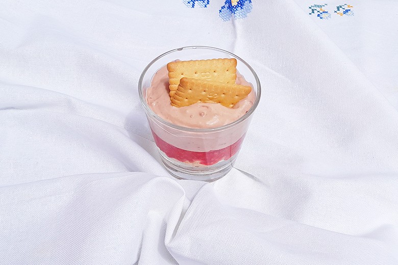 Schoko-Himbeer-Dessert auf Butterkeksen