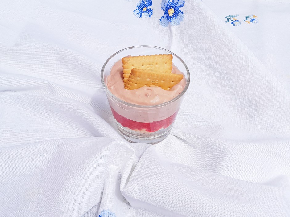 Schoko-Himbeer-Dessert auf Butterkeksen