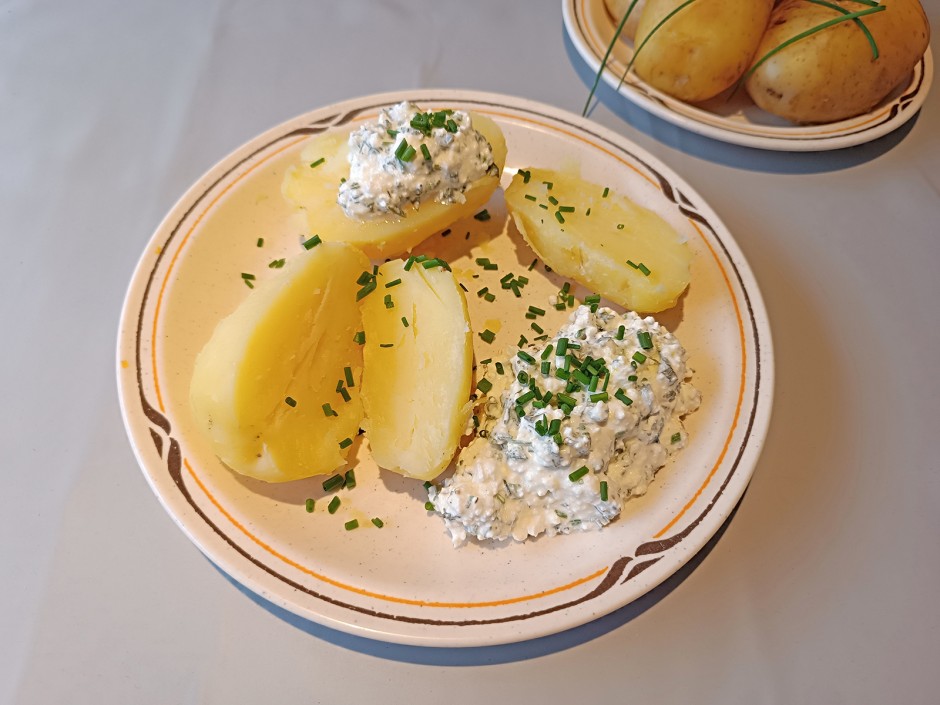Kartoffeln mit Brennnessel-Schnittlauch-Topfen