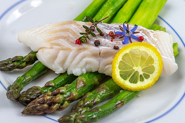Spargel-Kabeljau mit Borretsch-Gremolata