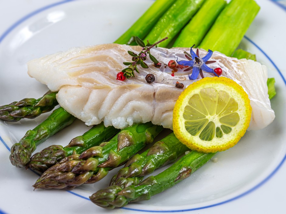 Spargel-Kabeljau mit Borretsch-Gremolata
