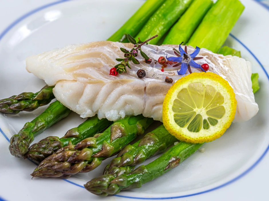 Spargel-Kabeljau mit Borretsch-Gremolata