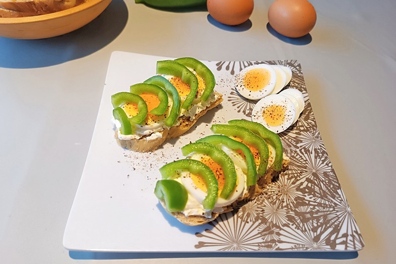 Sandwich mit Ei und Paprika