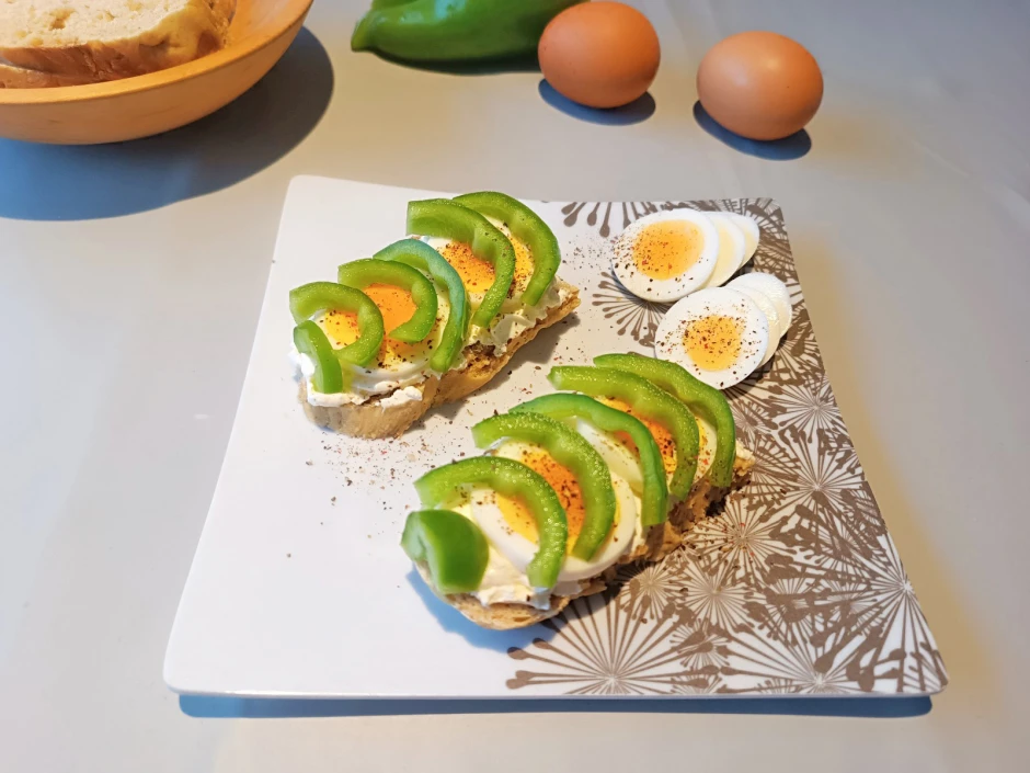 Sandwich mit Ei und Paprika