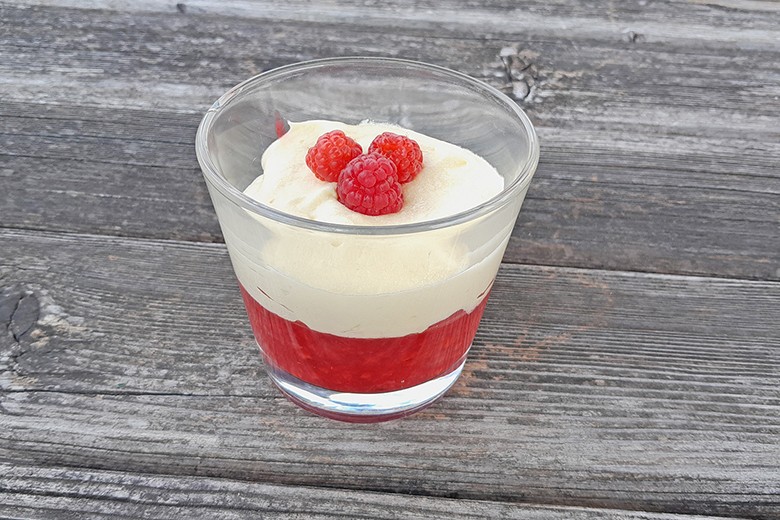 Puddingcreme auf Himbeermus