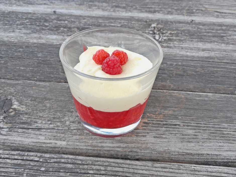 Puddingcreme auf Himbeermus