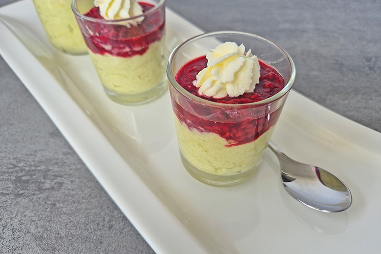 Avocado-Dessert mit Himbeeren