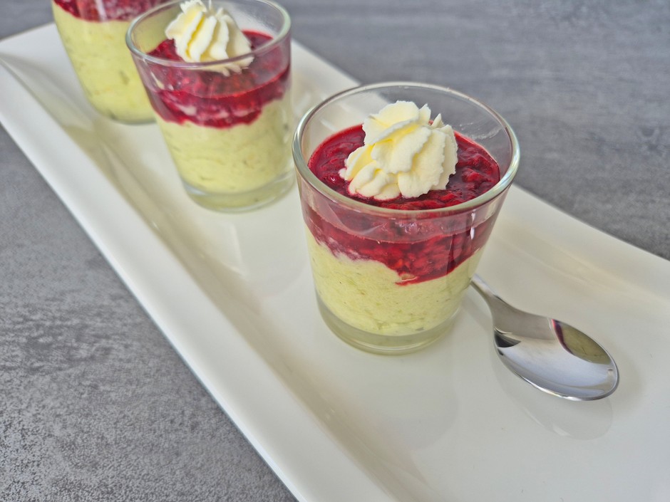 Avocado-Dessert mit Himbeeren