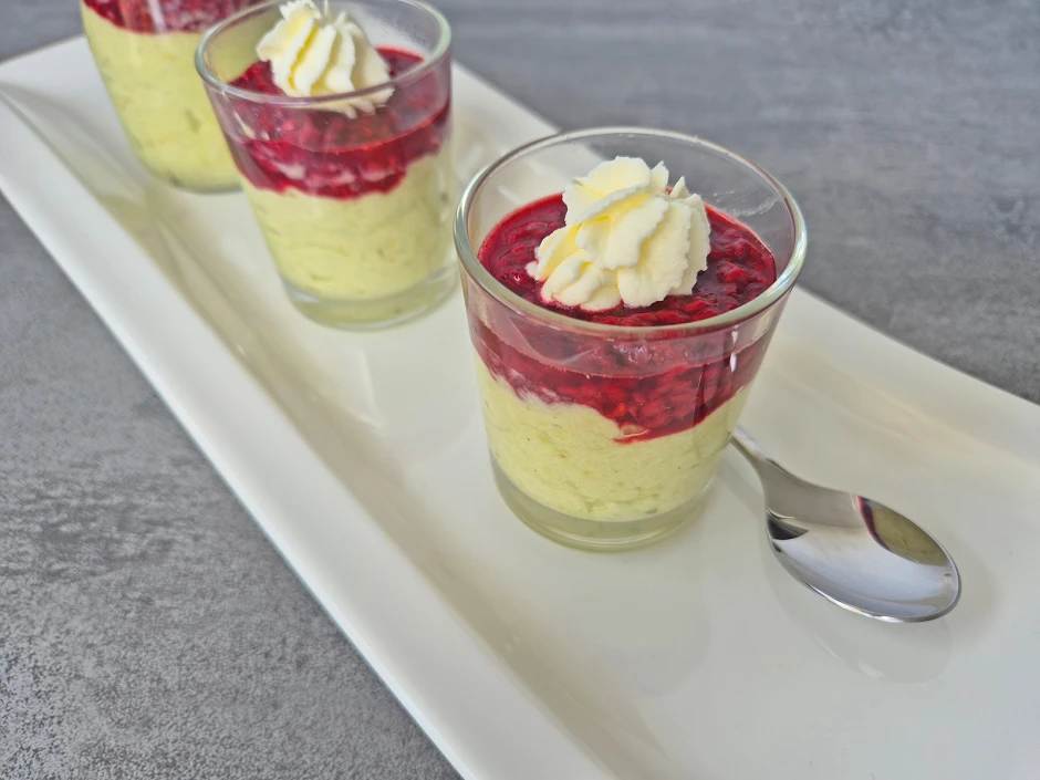 Avocado-Dessert mit Himbeeren