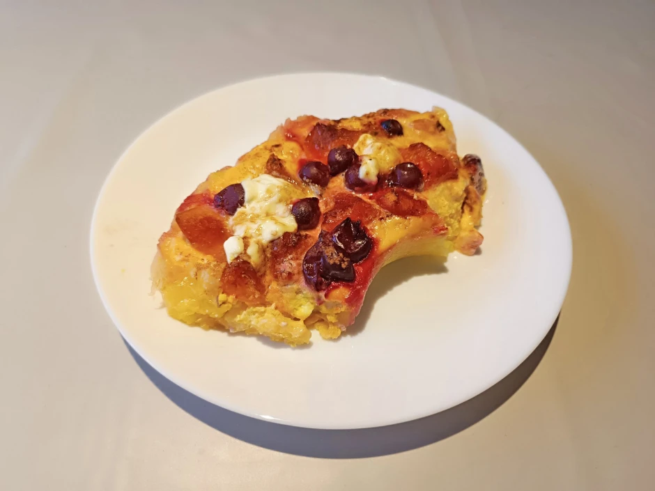 Pizza mit fruchtigem Belag aus dem Camping-Backofen