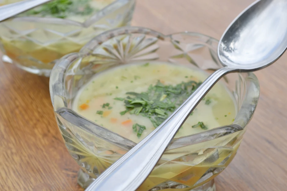 Frische Gem&uuml;secremesuppe mit Kr&auml;utern
