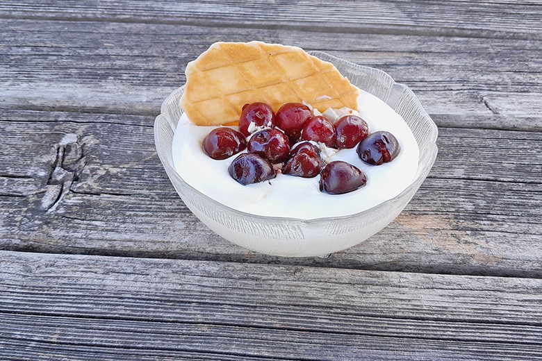Sauerrahmdessert mit Früchten