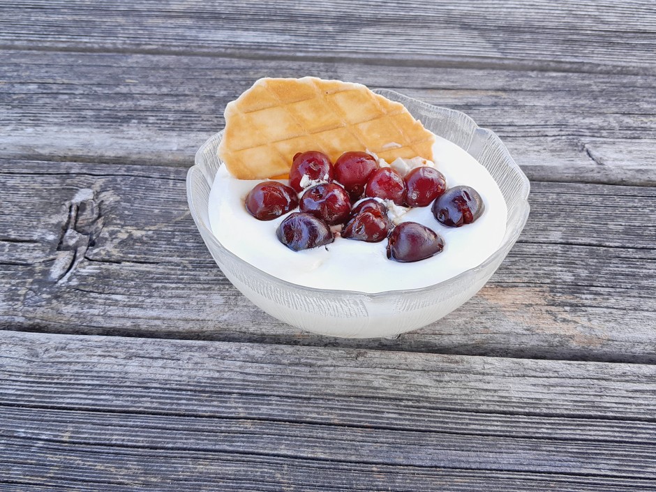 Sauerrahmdessert mit Früchten