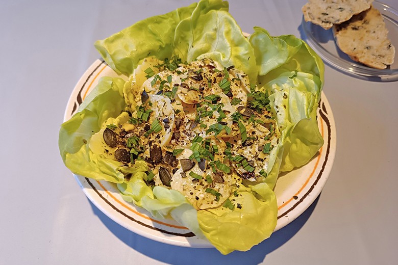 Erdäpfelsalat auf Blattsalat