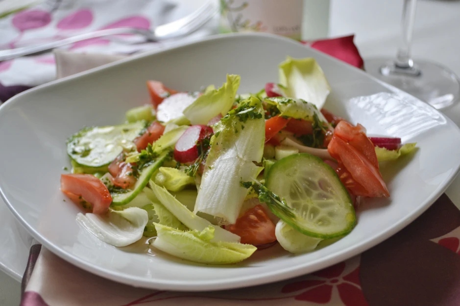 Frischer Salat mit Kr&auml;utern