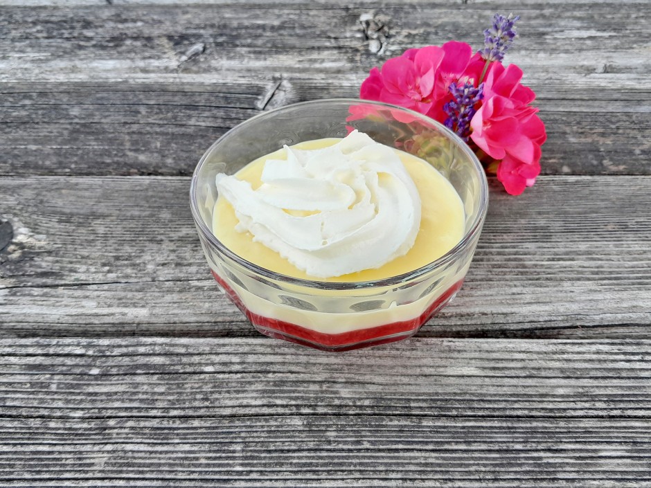 Vanillepudding auf Himbeermus