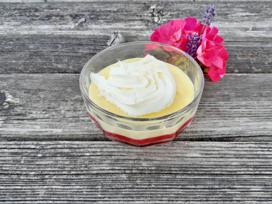 Vanillepudding auf Himbeermus