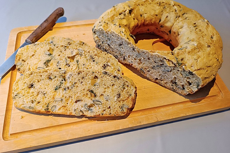 Wildkräuterbrot mit Molke aus dem Camping-Backofen