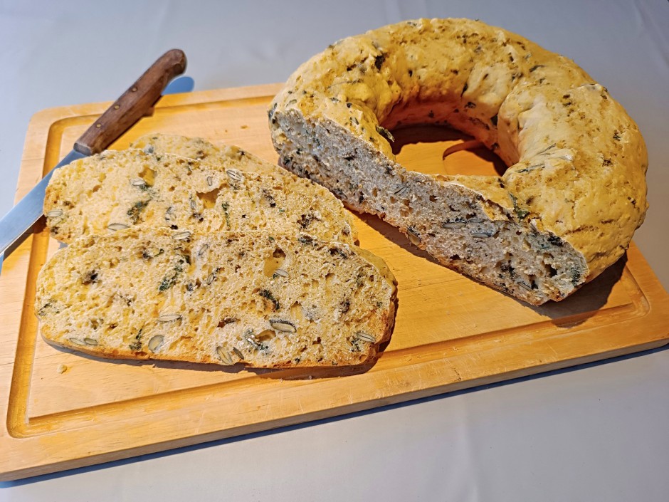 Wildkräuterbrot mit Molke aus dem Camping-Backofen