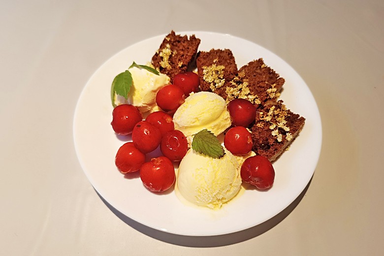 Eis Dessert mit Schokokuchen