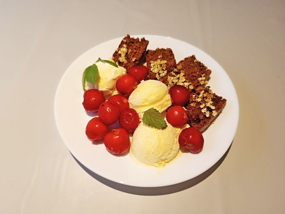 Eis Dessert mit Schokokuchen
