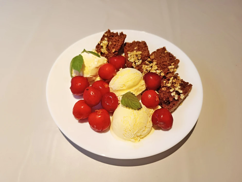 Eis Dessert mit Schokokuchen