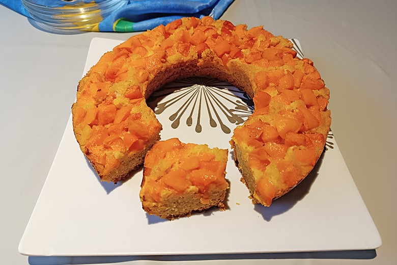 Tassenkuchen mit Marillen aus dem Camping-Backofen
