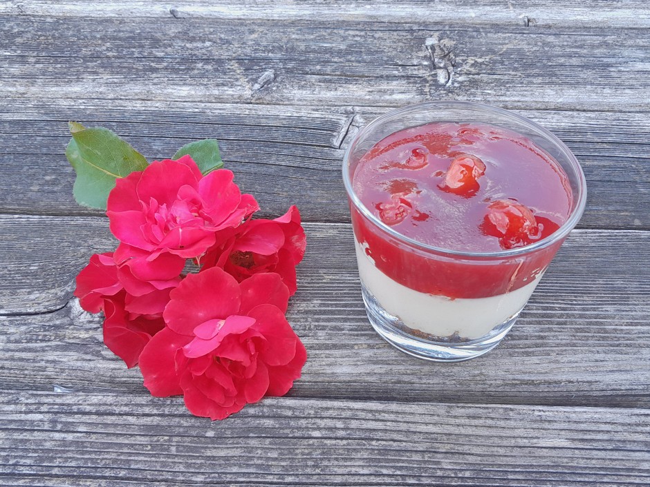 Sauerrahmcreme mit Erdbeeren