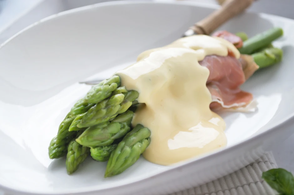 Spargel mit Fr&uuml;hlingssauce