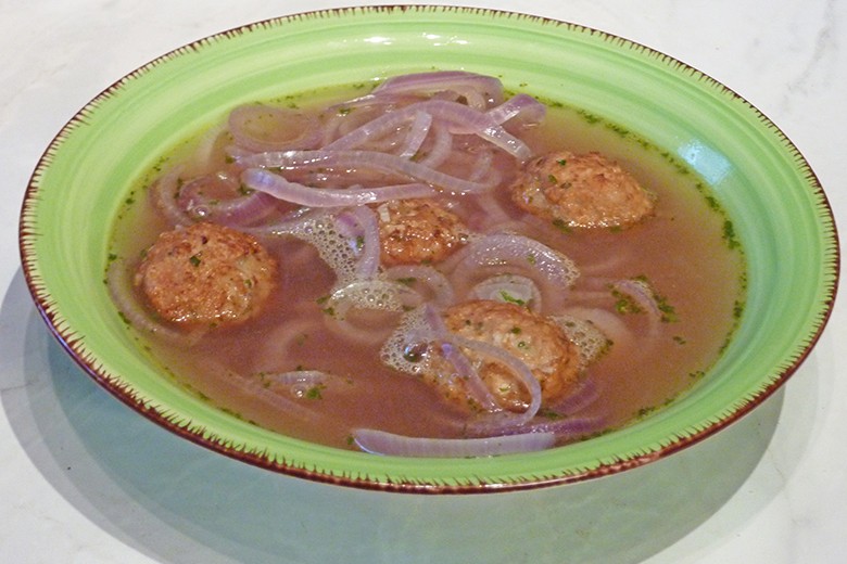 Zwiebel-Knoblauchsuppe mit Fleischbällchen