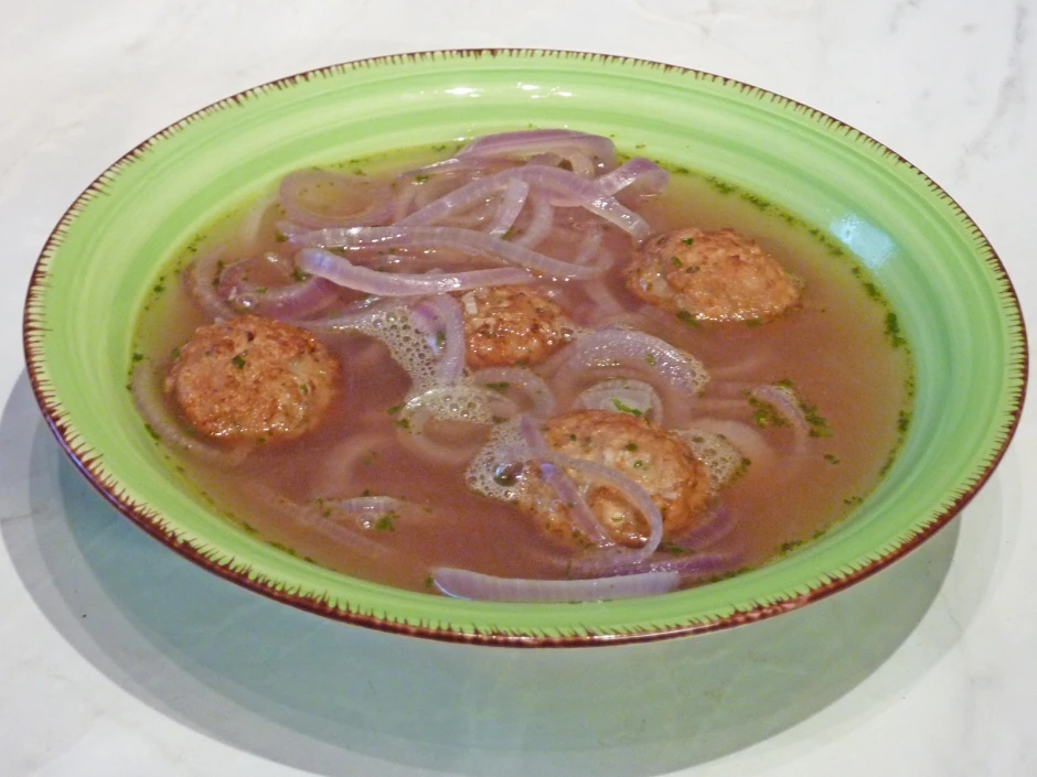Zwiebel-Knoblauchsuppe mit Fleischb&auml;llchen