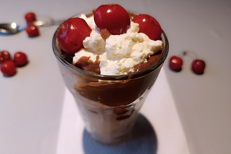 Vanilleeis mit Kirschen und Eierlikör