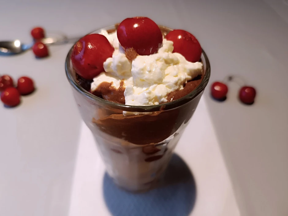 Vanilleeis mit Kirschen und Eierlikör