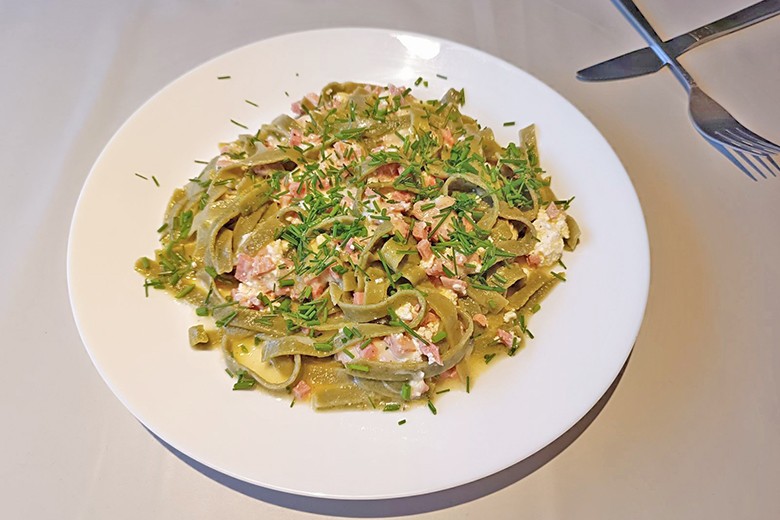Bärlauchbandnudeln mit Schinken-Käse-Sauce