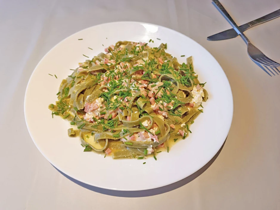 B&auml;rlauchbandnudeln mit Schinken-K&auml;se-Sauce