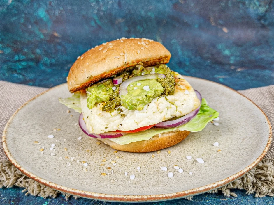Halloumi Burger mit Avocado-Knoblauch-Dip