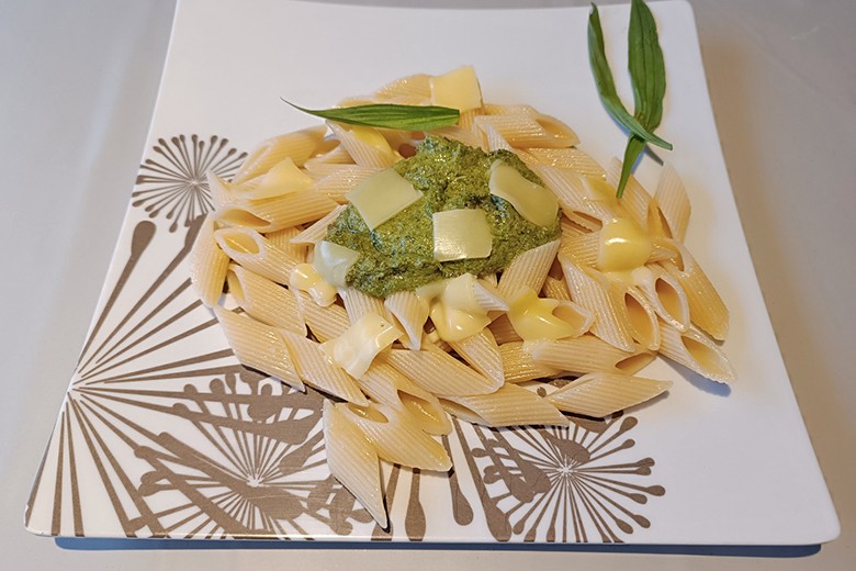 Spitzwegerich-Pesto auf Dinkelnudeln