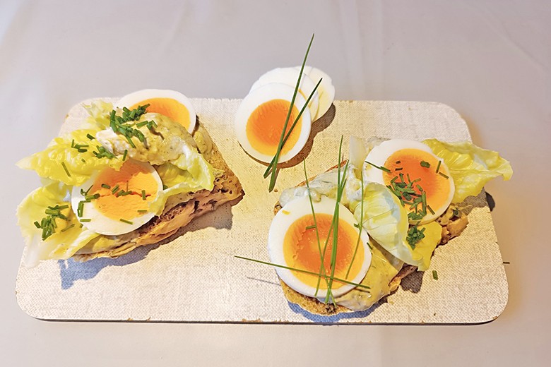 Gesundes Frühstück mit Spitzwegerich-Aufstrich