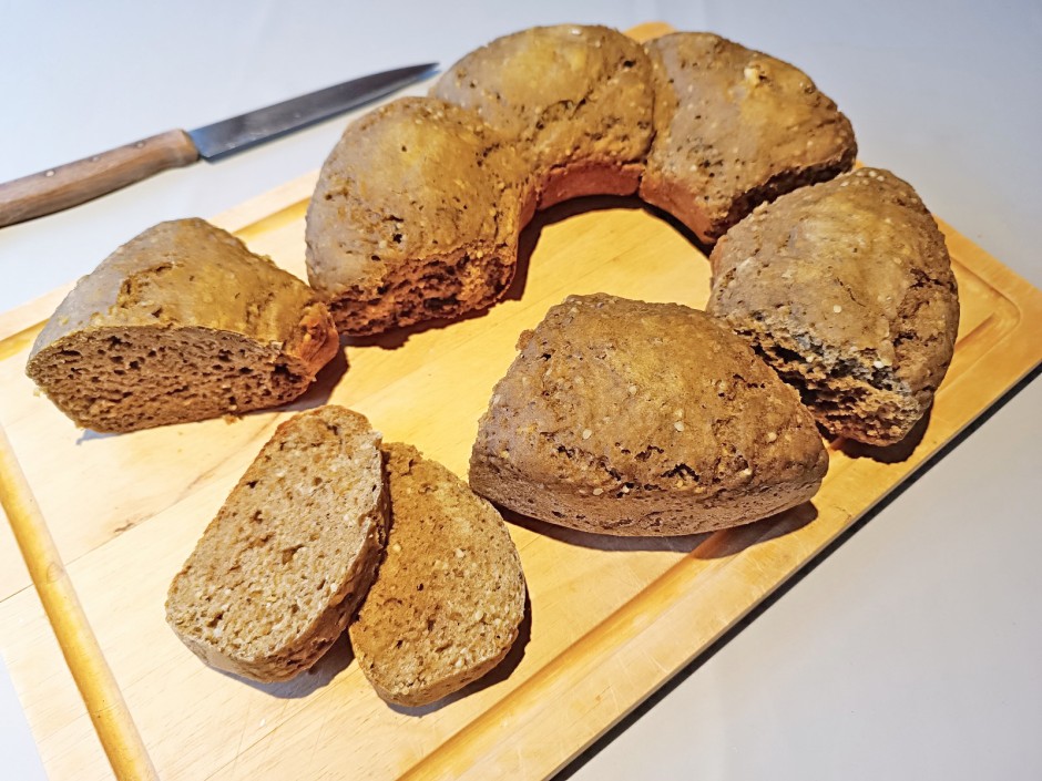 Dinkel-Hanf-Molke Weckerl aus dem Camping-Backofen