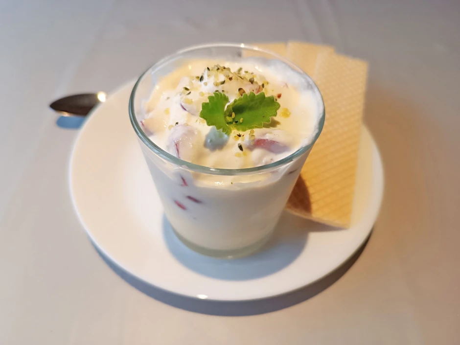 Kirsch-Eisbecher mit Frischk&auml;se