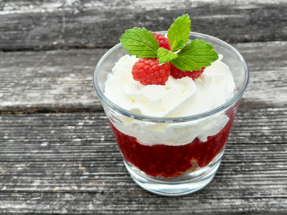Himbeermus auf Butterkeks