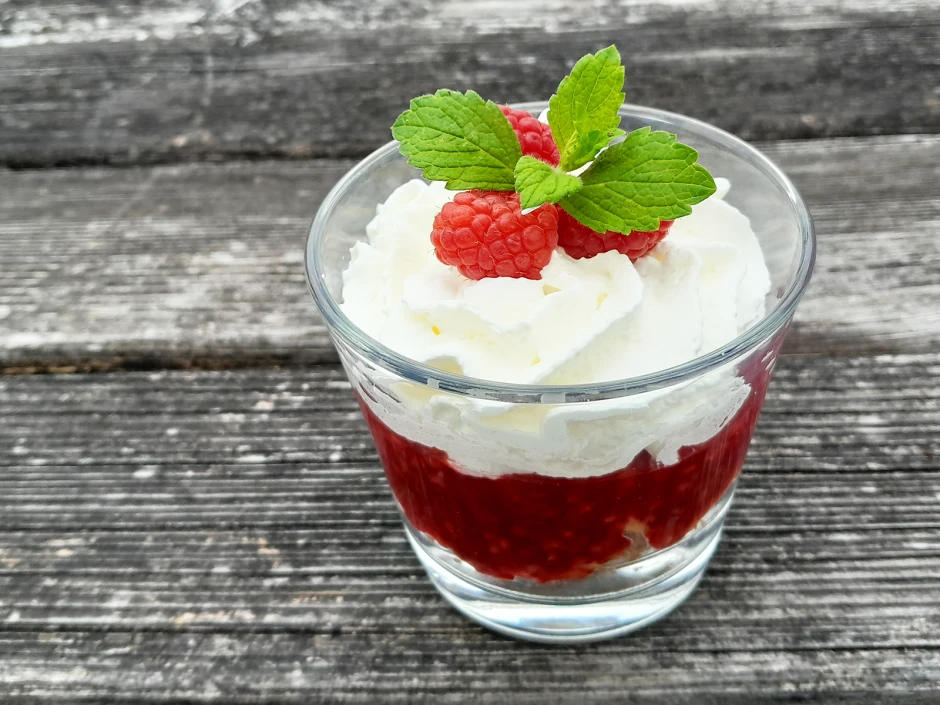 Himbeermus auf Butterkeks