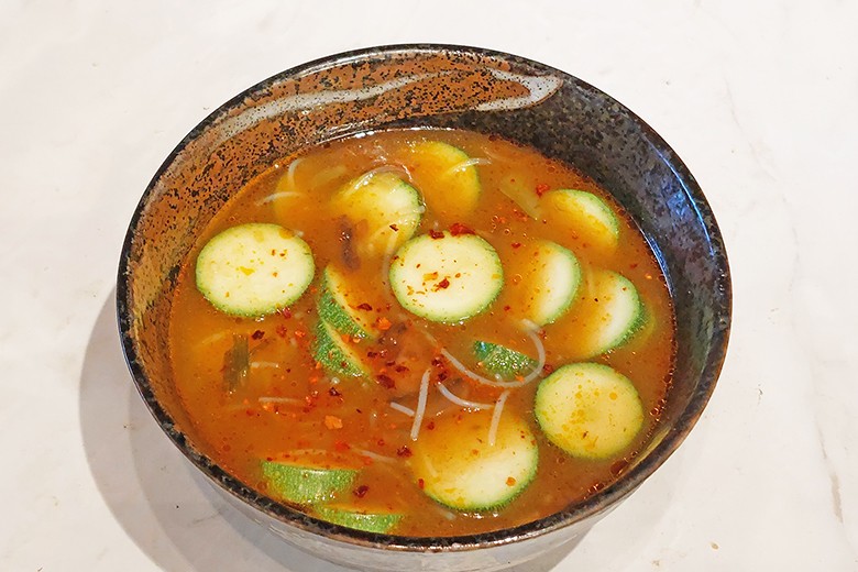 Sauer-scharfe Zucchinisuppe nach Thai-Art