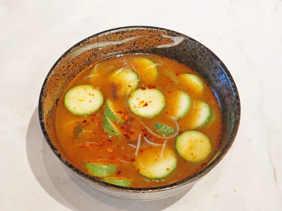 Sauer-scharfe Zucchinisuppe nach Thai-Art