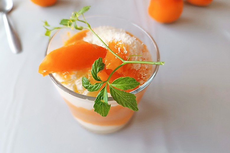 Marillen-Vanilleeis mit Eierlikör