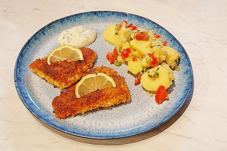 Seelachs in Brezenpanade mit bunten Kartoffelsalat
