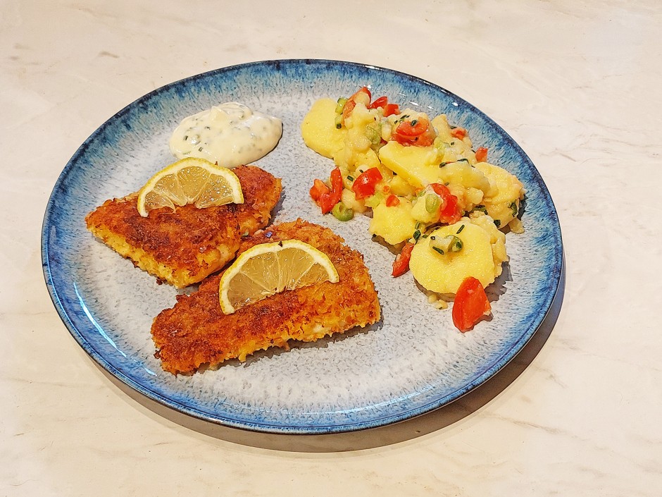 Seelachs in Brezenpanade mit bunten Kartoffelsalat