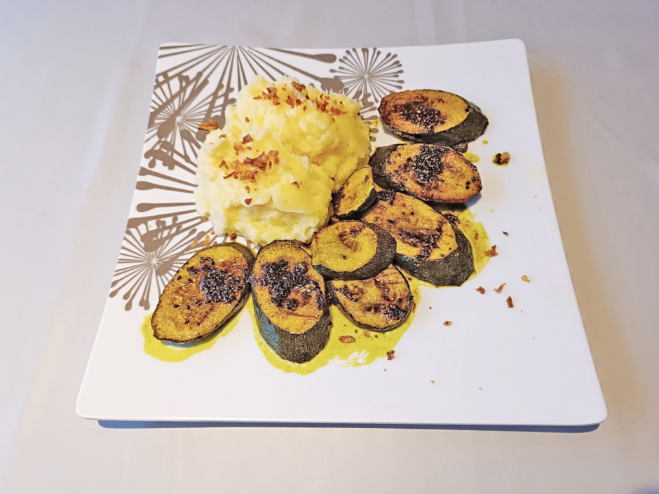 Erdäpfelpüree mit gebratenen Zucchinischeiben